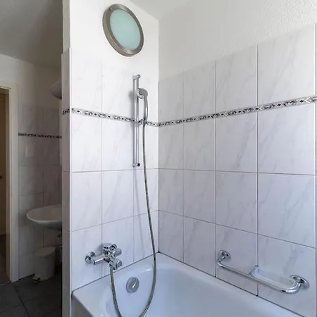 Apartment 2 Bedroom Close To - D2 *