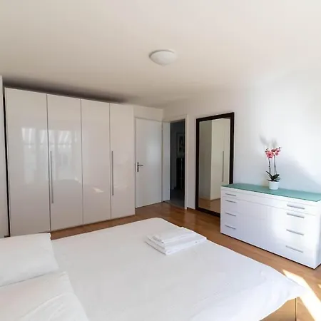 2 Bedroom Close To - D2 アパート *